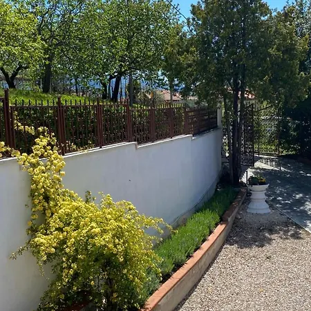 Rox E Claudia Bed & Breakfast Lugnola