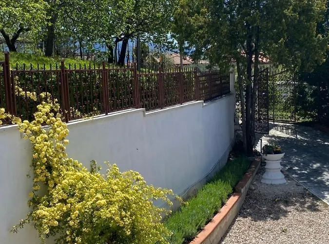 Rox E Claudia Bed & Breakfast Lugnola